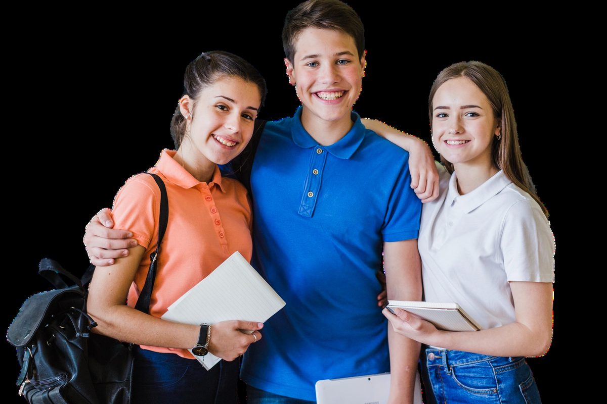 Tres jóvenes estudiantes con útiles escolares
